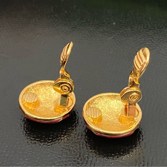 Vintage MONET Red Enameled Round Gold-tone Clip On Earrings - Picture 7 of 11